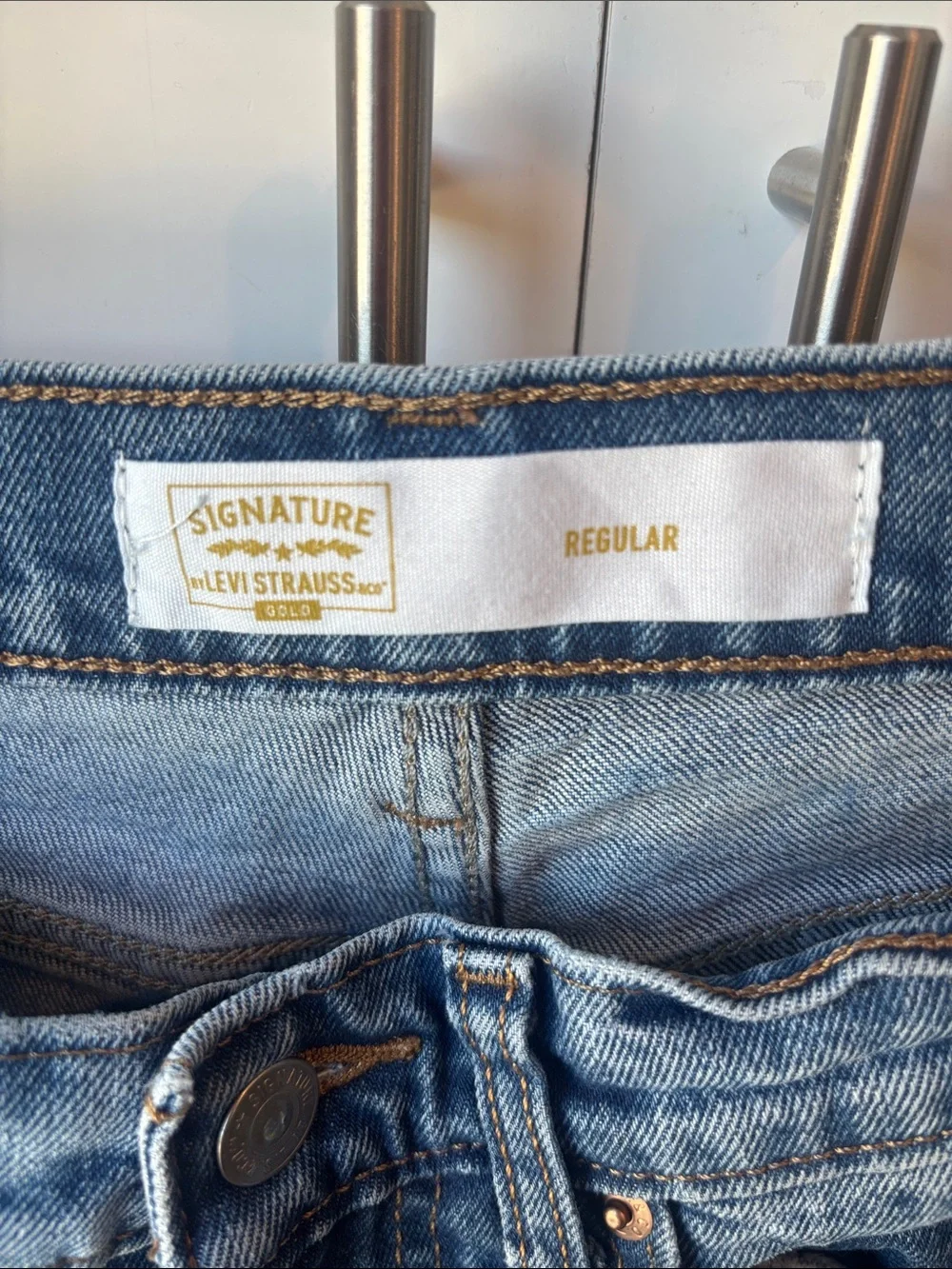 Levi's Relaxed Fit Jeans in Medium Blue Denim (34x32)